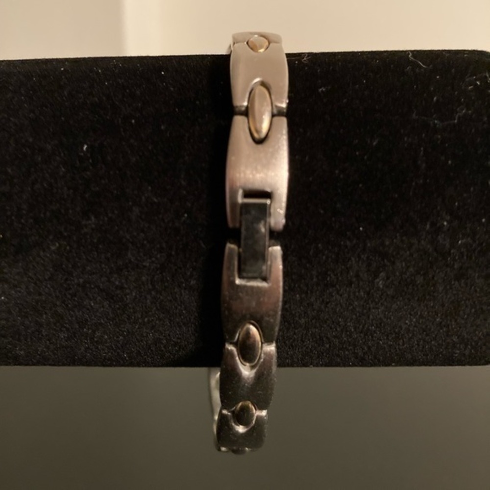 Golden chain bracelet. Secure clasp